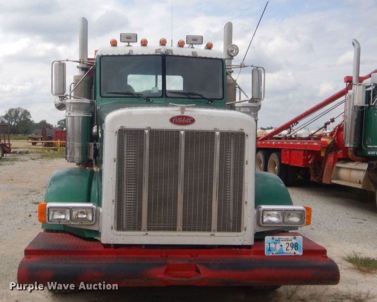 image for item HJ9379 2001 Peterbilt 378  semi truck