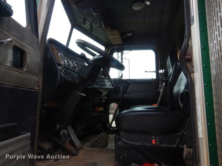 image for item HJ9379 2001 Peterbilt 378  semi truck