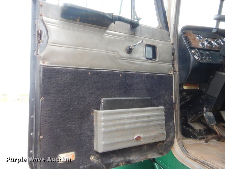 image for item HJ9379 2001 Peterbilt 378  semi truck