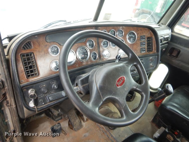 image for item HJ9379 2001 Peterbilt 378  semi truck