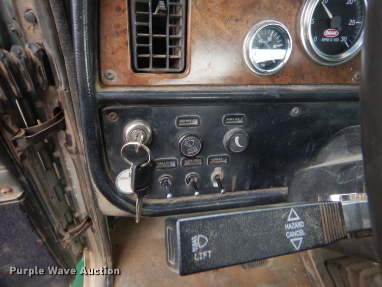 image for item HJ9379 2001 Peterbilt 378  semi truck