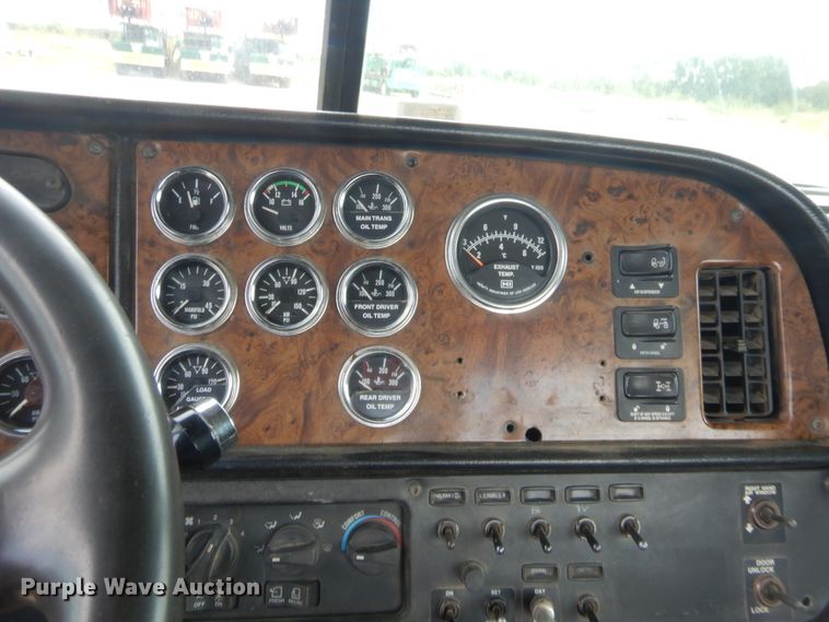 image for item HJ9379 2001 Peterbilt 378  semi truck