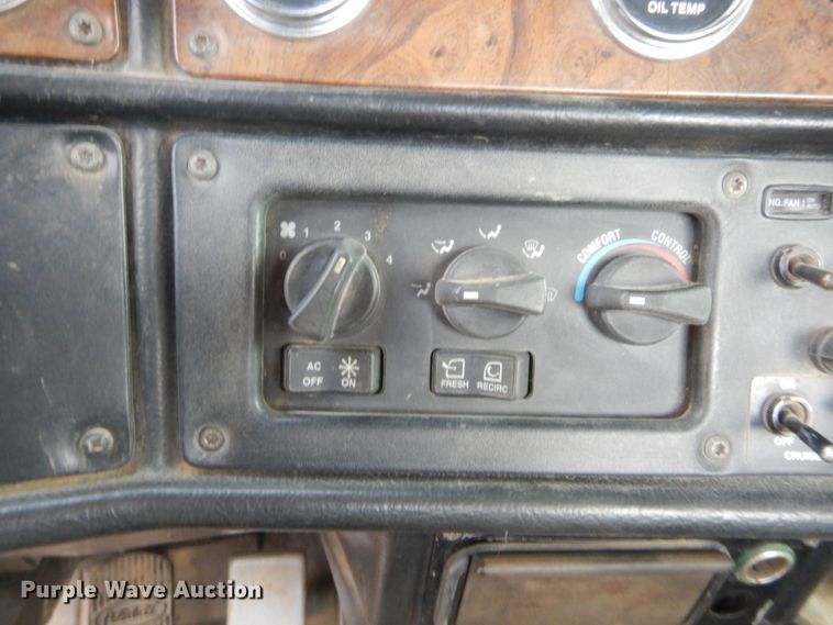 image for item HJ9379 2001 Peterbilt 378  semi truck