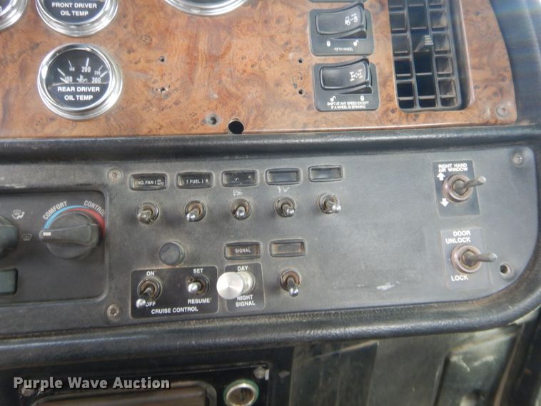 image for item HJ9379 2001 Peterbilt 378  semi truck