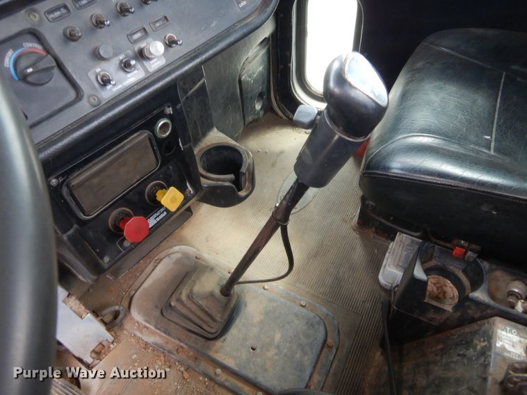 image for item HJ9379 2001 Peterbilt 378  semi truck