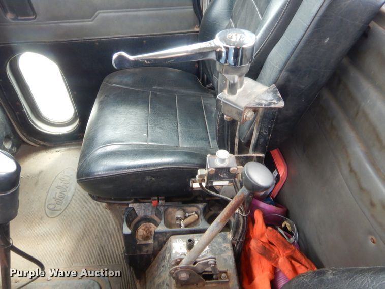 image for item HJ9379 2001 Peterbilt 378  semi truck