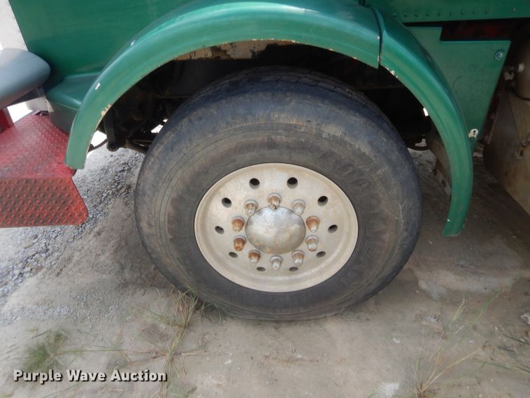 image for item HJ9379 2001 Peterbilt 378  semi truck