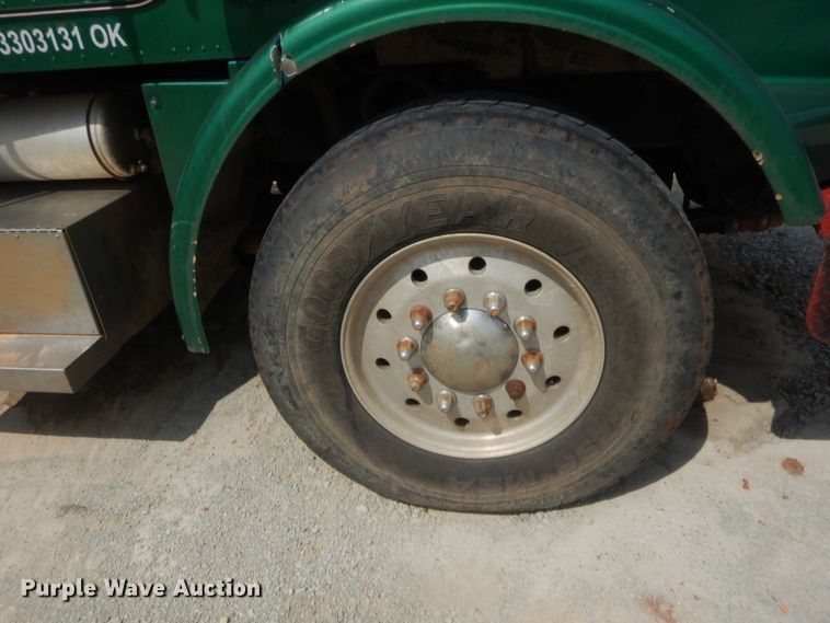 image for item HJ9379 2001 Peterbilt 378  semi truck