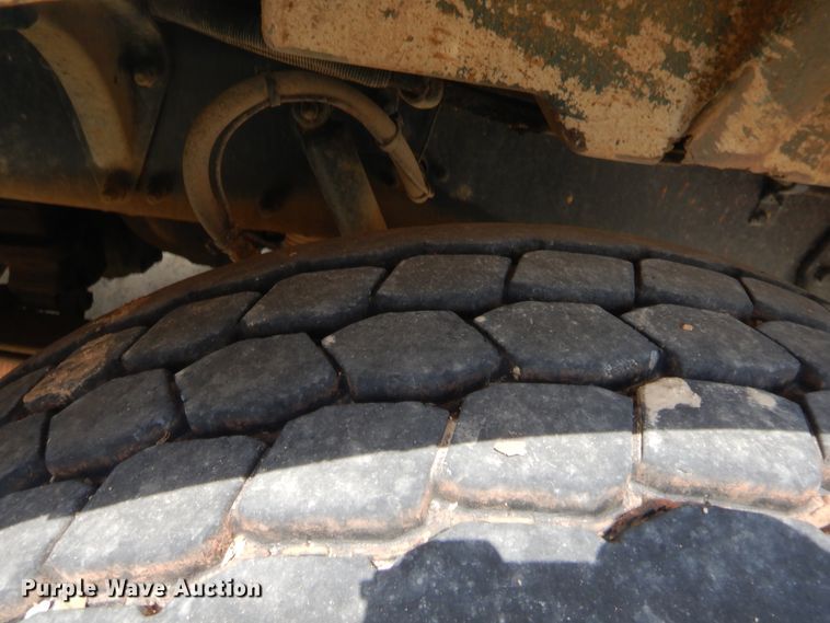 image for item HJ9379 2001 Peterbilt 378  semi truck