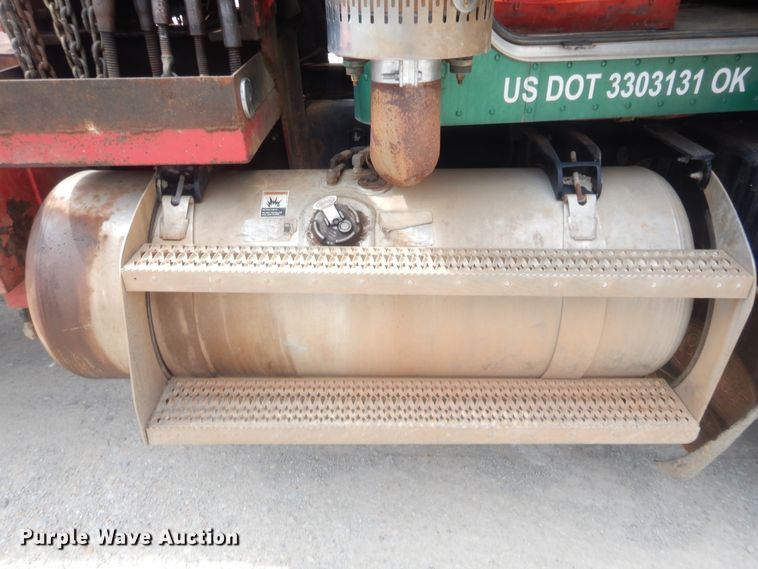 image for item HJ9380 2002 Peterbilt 357  semi truck