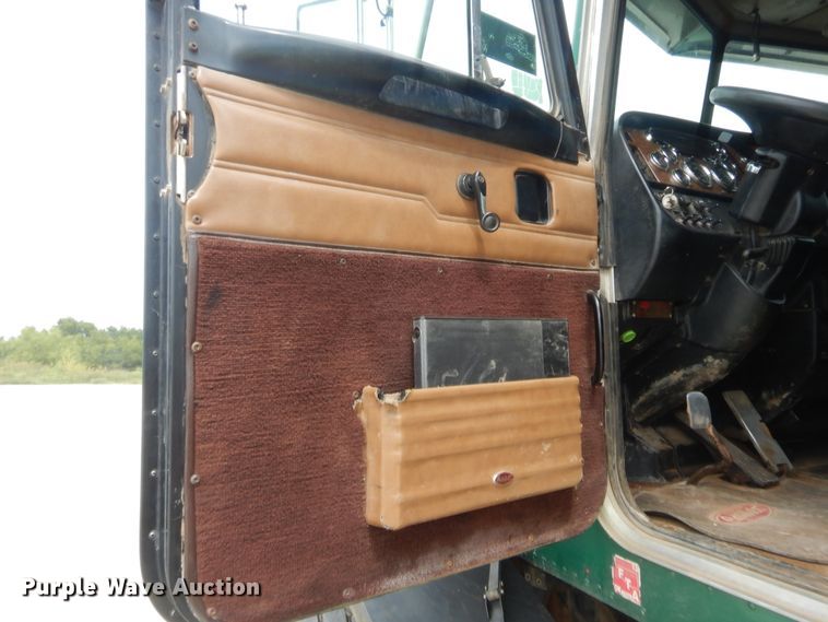 image for item HJ9380 2002 Peterbilt 357  semi truck