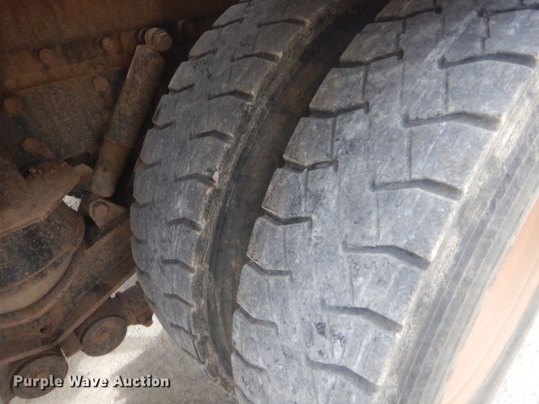 image for item HJ9380 2002 Peterbilt 357  semi truck