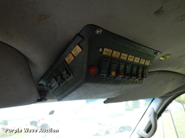 image for item HJ9604 2000 Ford F750 Super Duty XL  utility truck