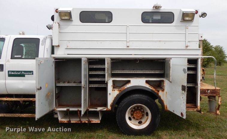 image for item HJ9604 2000 Ford F750 Super Duty XL  utility truck