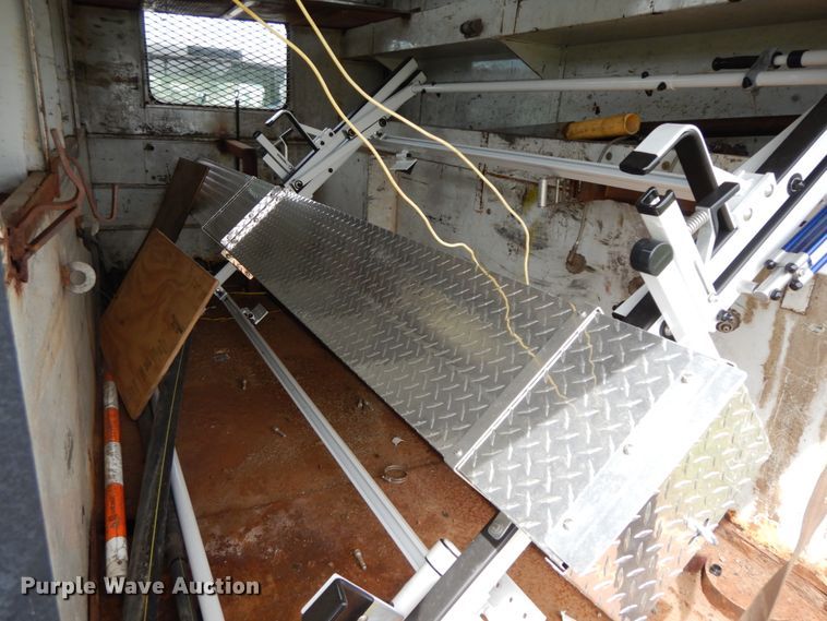 image for item HJ9604 2000 Ford F750 Super Duty XL  utility truck