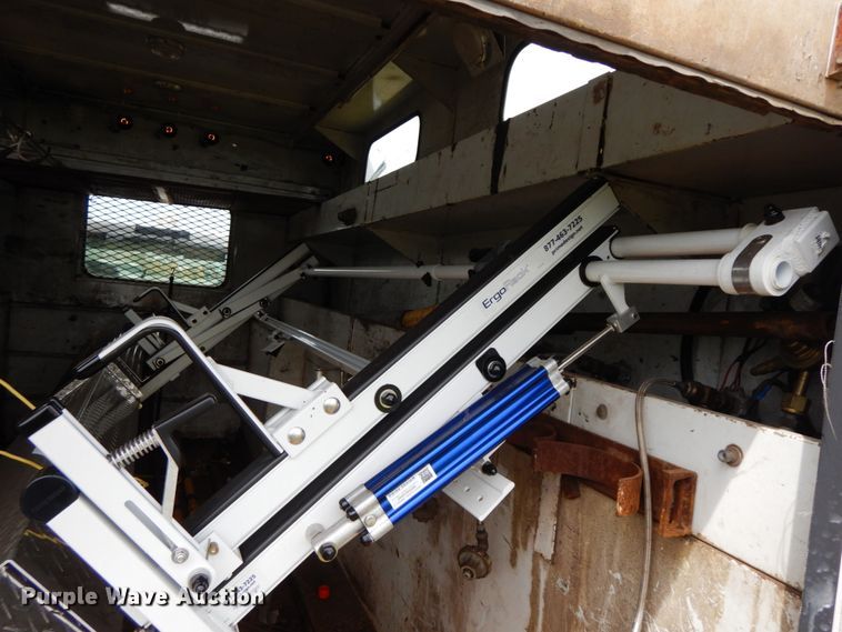 image for item HJ9604 2000 Ford F750 Super Duty XL  utility truck