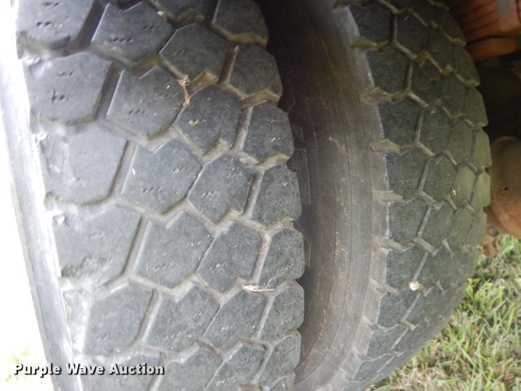 image for item HJ9604 2000 Ford F750 Super Duty XL  utility truck