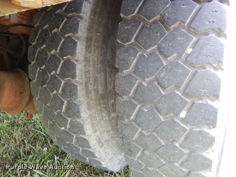 image for item HJ9604 2000 Ford F750 Super Duty XL  utility truck