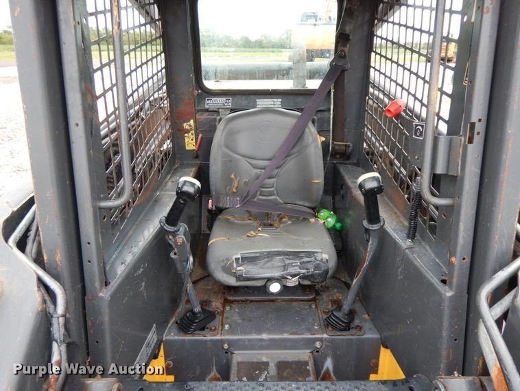 image for item HJ9628 2006 New Holland L185  skid steer loader
