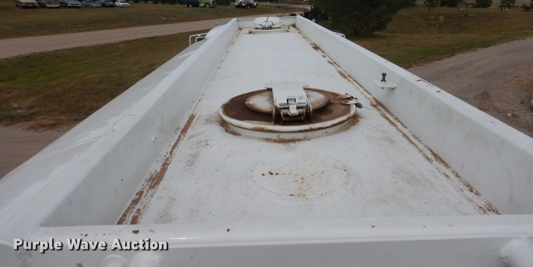 image for item HP9766 1978 International Cargo Star  CO1850B fuel truck