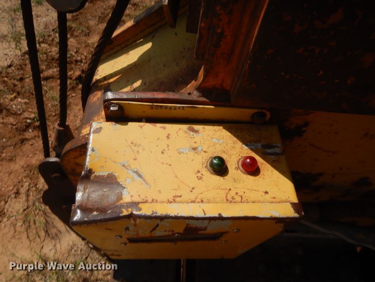 image for item HW9325 1990 John Deere 750B  pipelayer