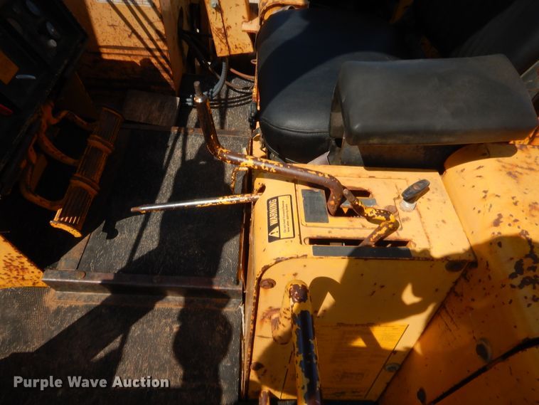 image for item HW9325 1990 John Deere 750B  pipelayer