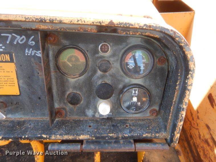 image for item HW9325 1990 John Deere 750B  pipelayer