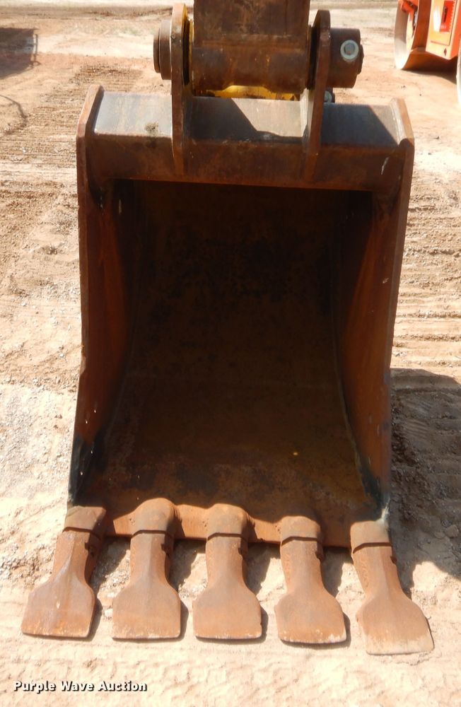 image for item HW9329 2011 Komatsu PC270LC-8  excavator