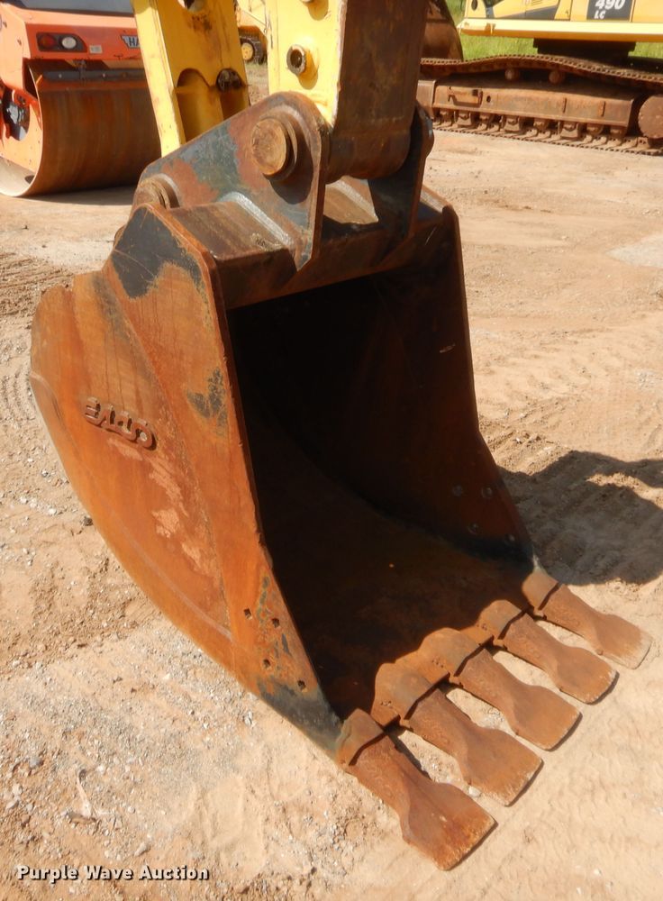 image for item HW9329 2011 Komatsu PC270LC-8  excavator