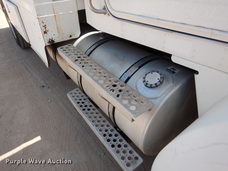 image for item DI0777 2002 Kenworth T300  service truck