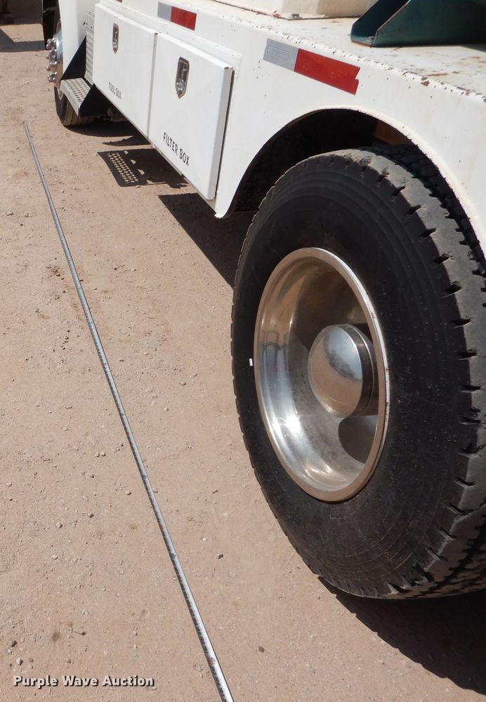 image for item DI0777 2002 Kenworth T300  service truck