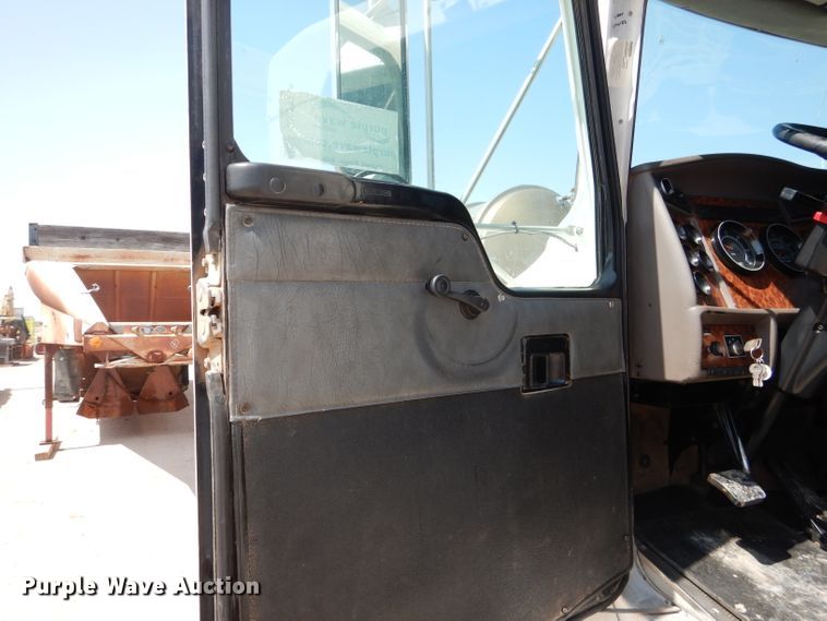 image for item DI0777 2002 Kenworth T300  service truck