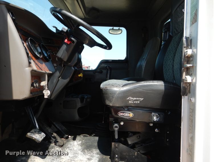 image for item DI0777 2002 Kenworth T300  service truck