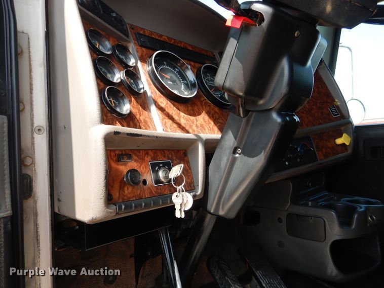 image for item DI0777 2002 Kenworth T300  service truck