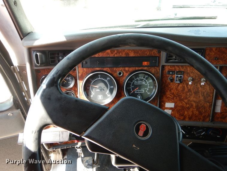 image for item DI0777 2002 Kenworth T300  service truck