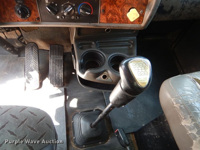 image for item DI0777 2002 Kenworth T300  service truck