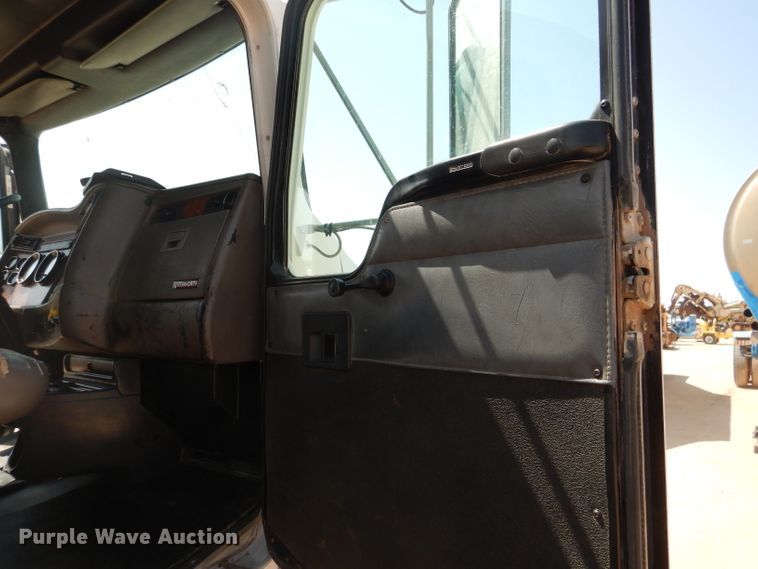 image for item DI0777 2002 Kenworth T300  service truck