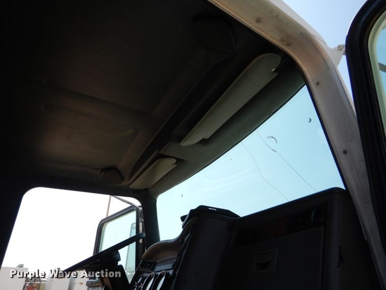 image for item DI0777 2002 Kenworth T300  service truck