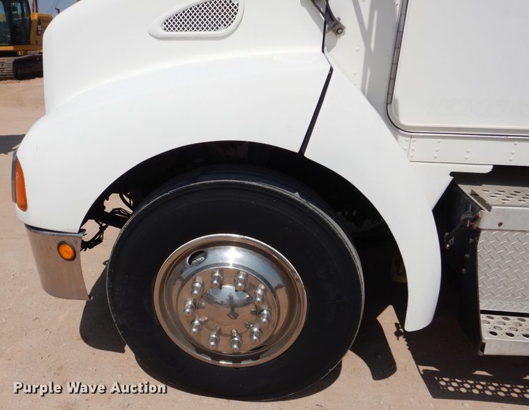 image for item DI0777 2002 Kenworth T300  service truck