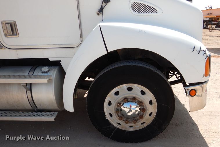 image for item DI0777 2002 Kenworth T300  service truck