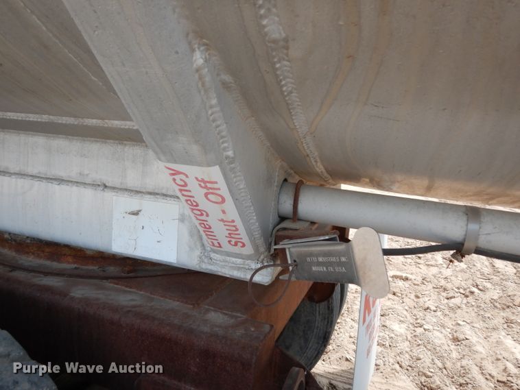 image for item DJ1022 1977 Beall BATT-52 tank trailer