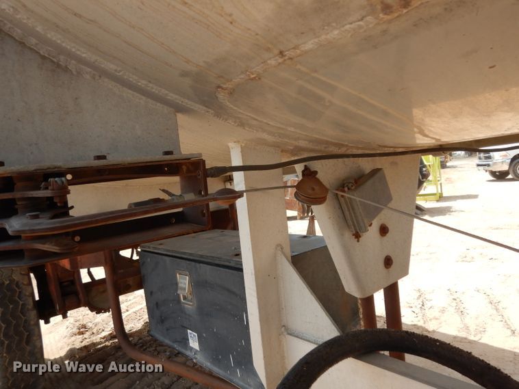 image for item DJ1022 1977 Beall BATT-52 tank trailer