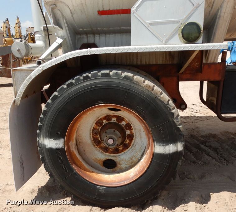 image for item DJ1022 1977 Beall BATT-52 tank trailer