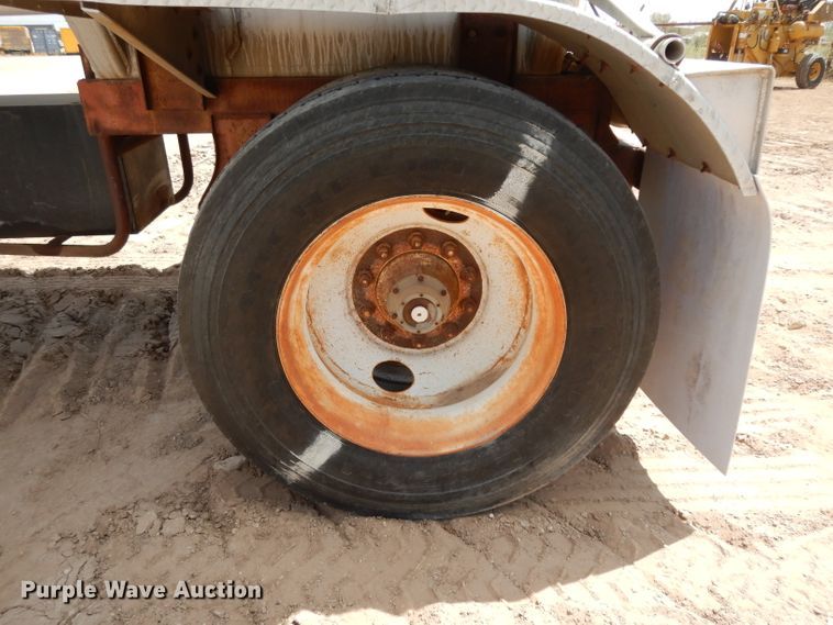 image for item DJ1022 1977 Beall BATT-52 tank trailer