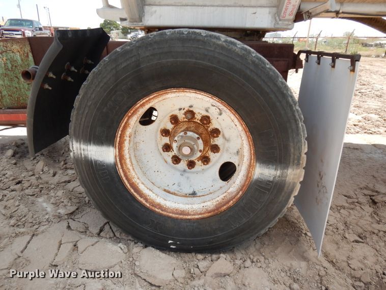 image for item DJ1022 1977 Beall BATT-52 tank trailer