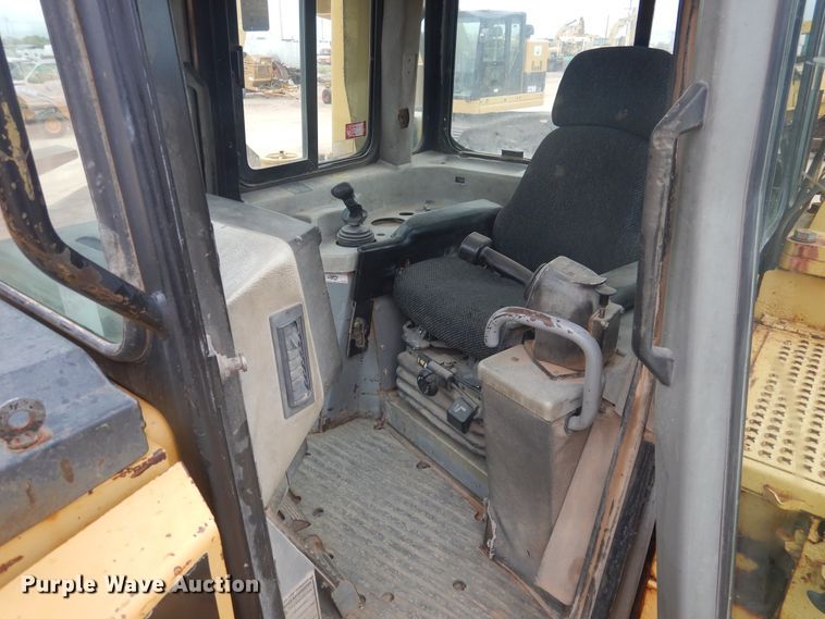 image for item DJ1065 2004 Caterpillar D6R XL Series II  dozer