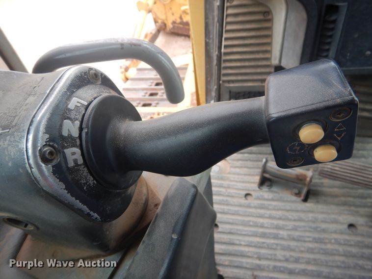 image for item DJ1065 2004 Caterpillar D6R XL Series II  dozer