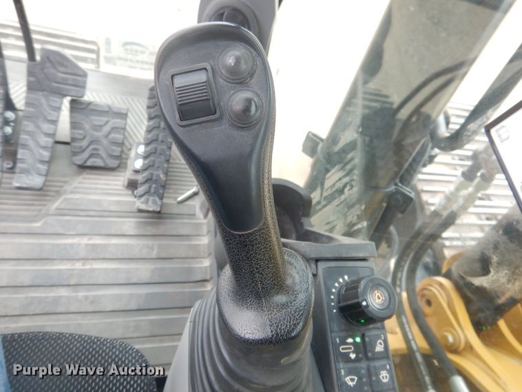 image for item DJ1069 2018 Caterpillar 323  excavator