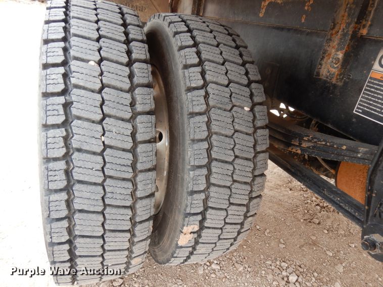 image for item DJ1070 2008 Peterbilt 325  flatbed truck