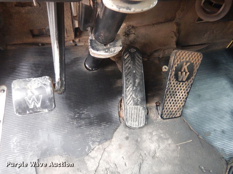 image for item DJ1071 1995 Kenworth T300  flatbed truck